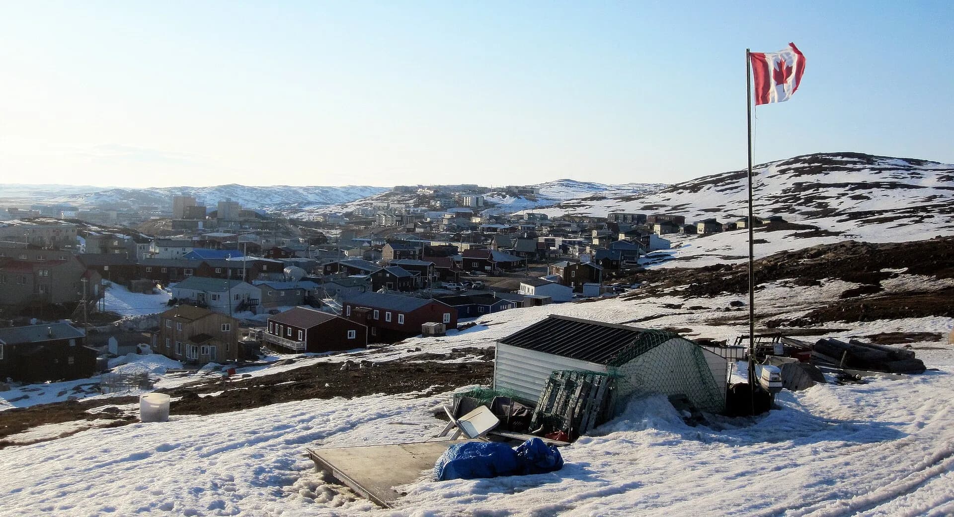Iqaluit vue depuis la colline Joamie, avec le drapeau du Canada