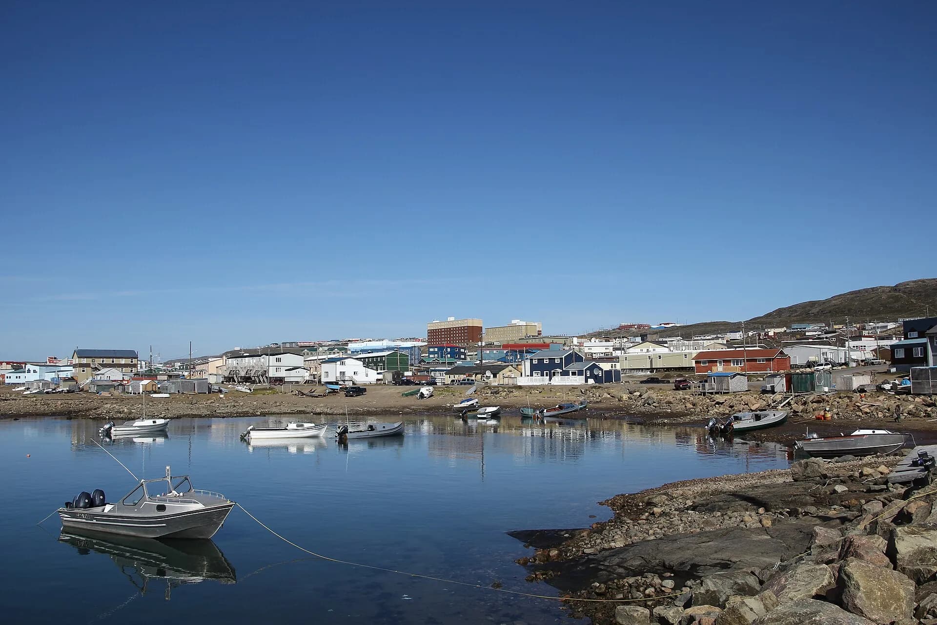 Le front de mer d’Iqaluit par une journée claire, bateaux amarrés au premier plan
